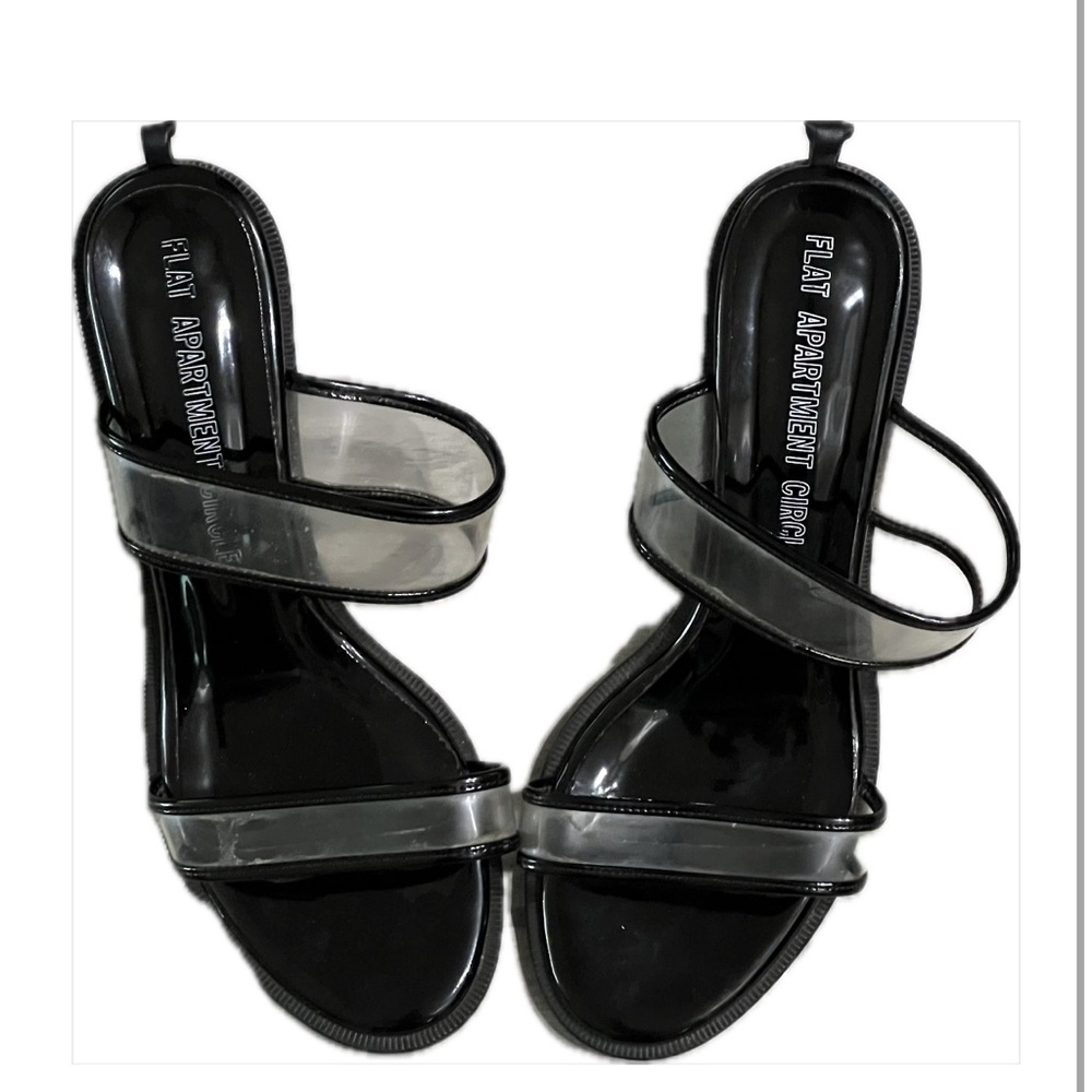 Flat Apartment Women's Black strap heels